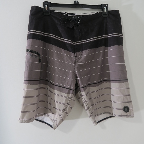volcom mod tech shorts